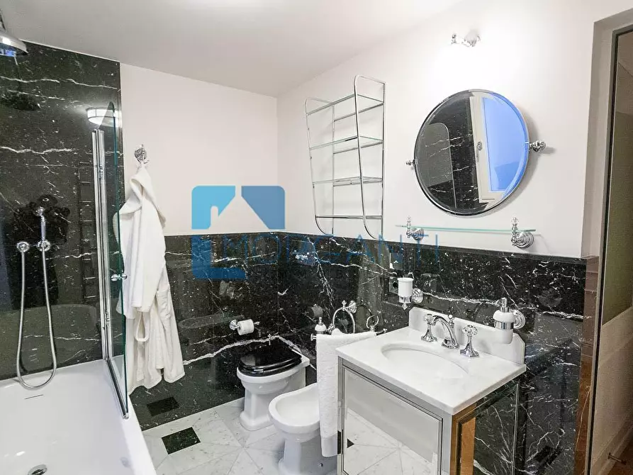 Immagine 8 di Palazzo in vendita  a Pietrasanta