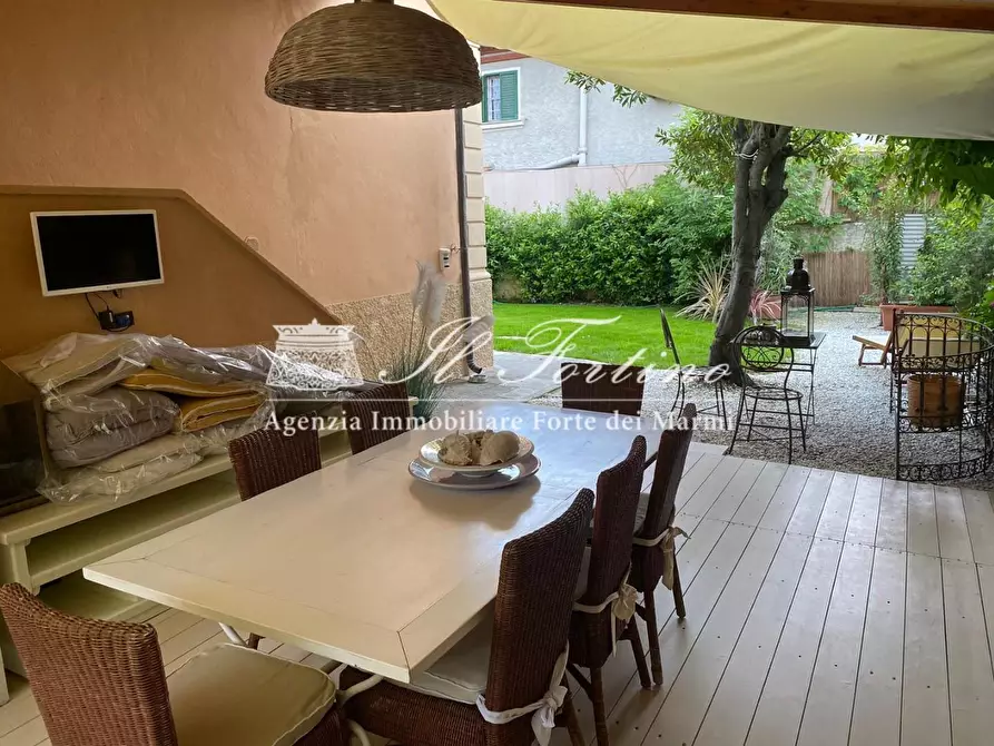 Immagine 10 di Casa indipendente in affitto  a Forte Dei Marmi