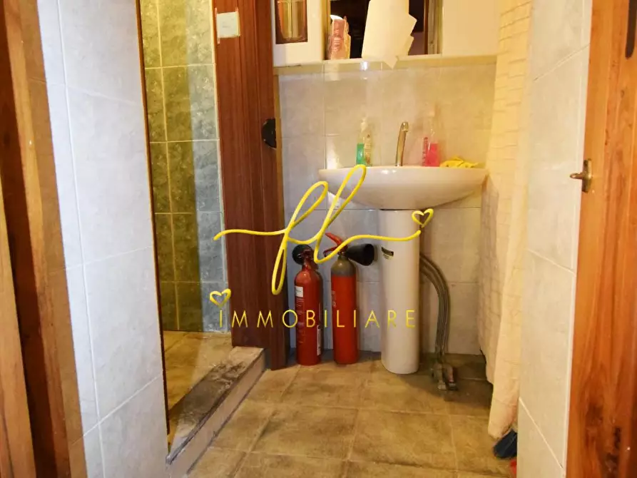 Immagine 11 di Locale commerciale in vendita  a Livorno