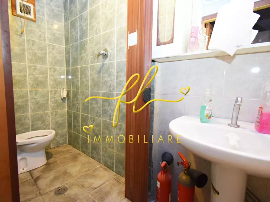 Immagine 10 di Locale commerciale in vendita  a Livorno