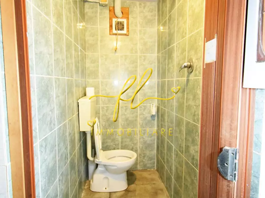 Immagine 12 di Locale commerciale in vendita  a Livorno