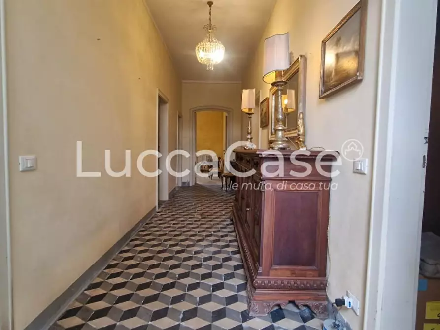 Immagine 11 di Villa in vendita  a Lucca