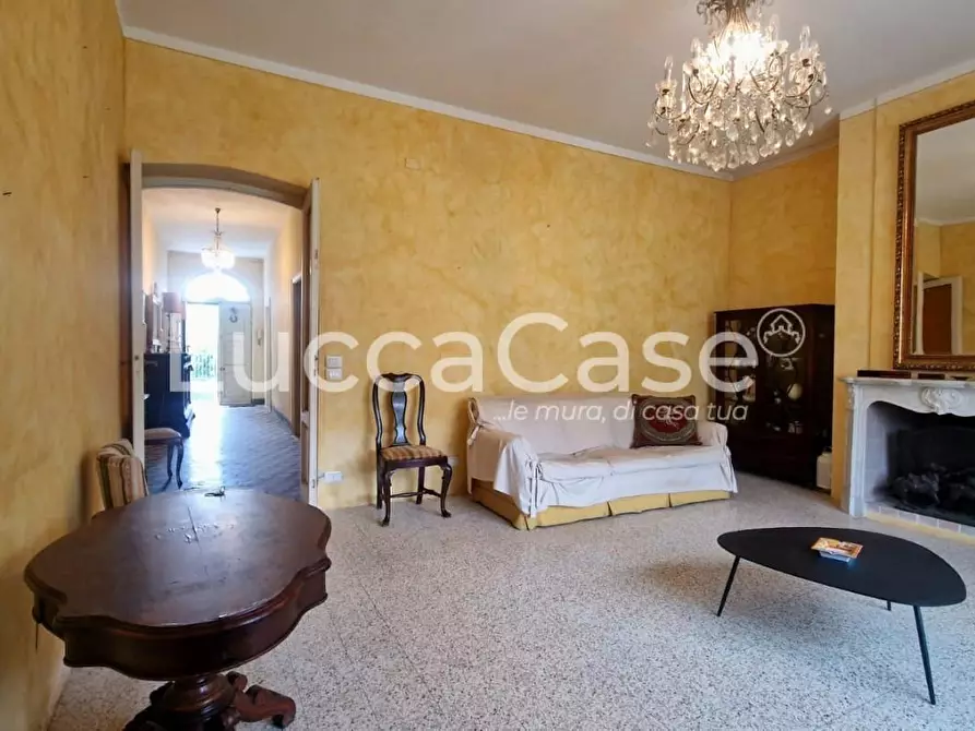 Immagine 5 di Villa in vendita  a Lucca