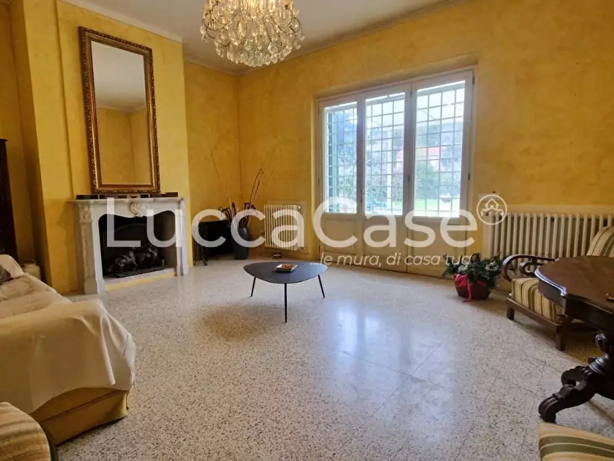 Immagine 1 di Villa in vendita  a Lucca