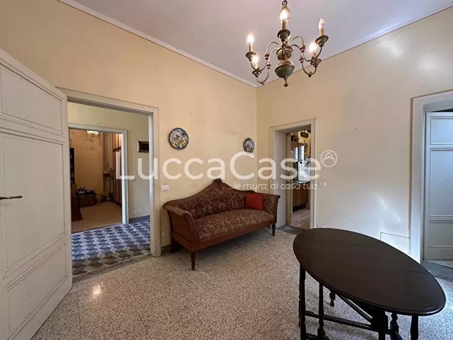 Immagine 1 di Villa in vendita  a Lucca