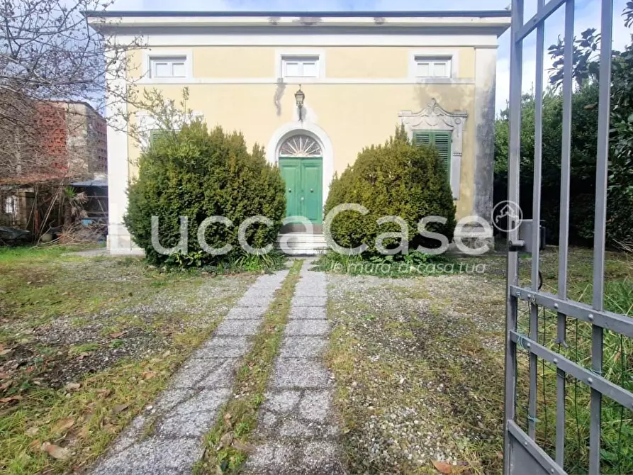 Immagine 2 di Villa in vendita  a Lucca