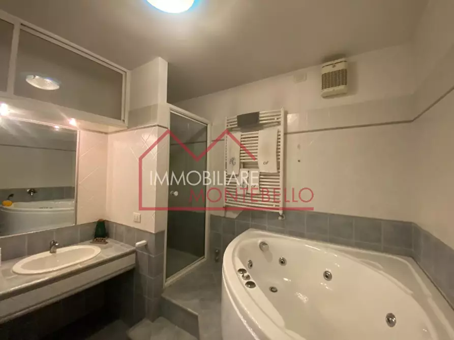 Immagine 18 di Villa in vendita  a Viareggio