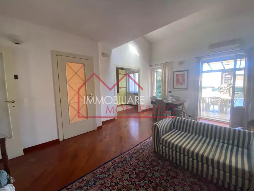 Immagine 6 di Villa in vendita  a Viareggio