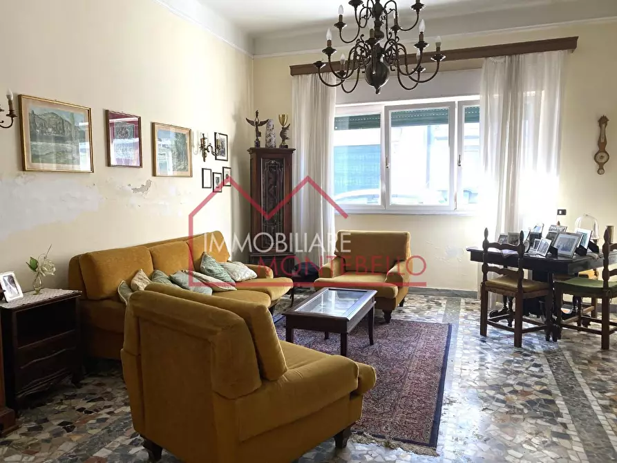 Immagine 49 di Villa in vendita  a Viareggio