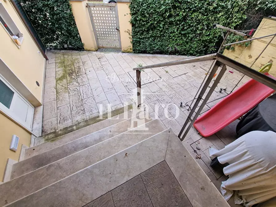 Immagine 35 di Appartamento in vendita  a Campi Bisenzio