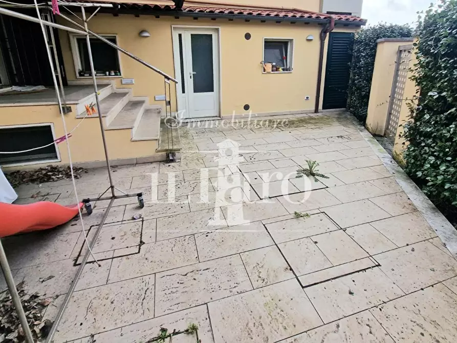 Immagine 37 di Appartamento in vendita  a Campi Bisenzio