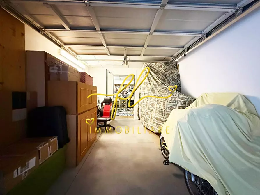 Immagine 3 di Garage in vendita  a Cecina