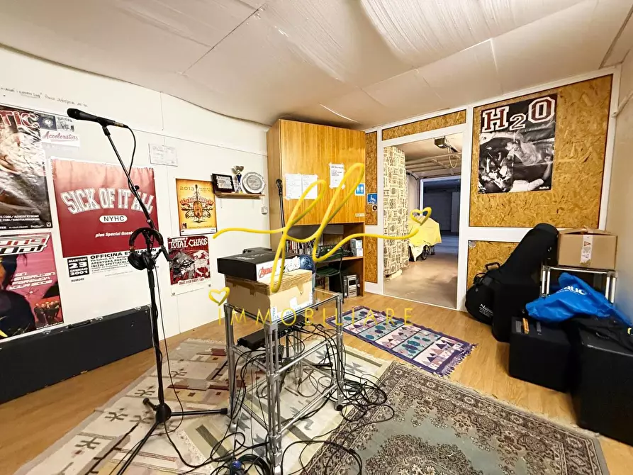 Immagine 5 di Garage in vendita  a Cecina