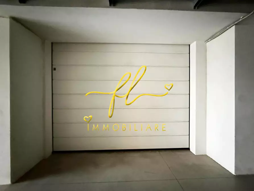 Immagine 2 di Garage in vendita  a Cecina