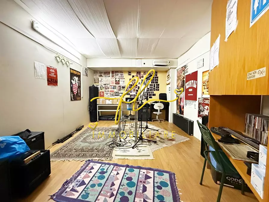 Immagine 4 di Garage in vendita  a Cecina