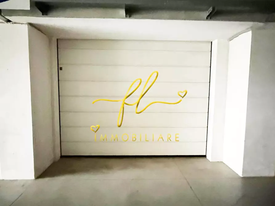 Immagine 6 di Garage in vendita  a Cecina