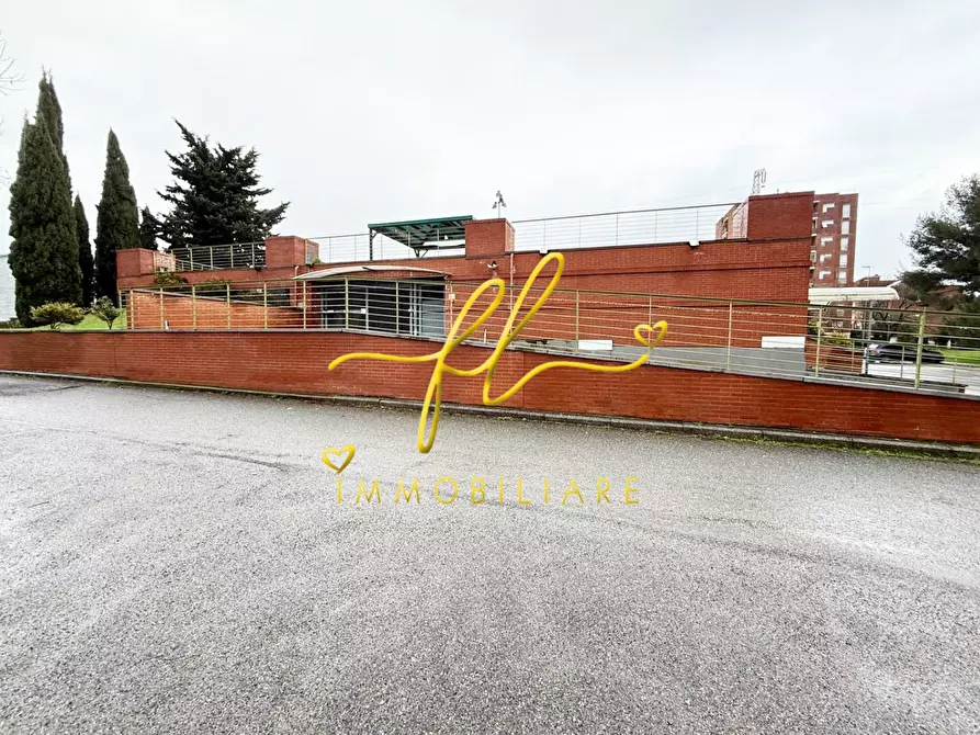 Immagine 1 di Garage in vendita  a Cecina