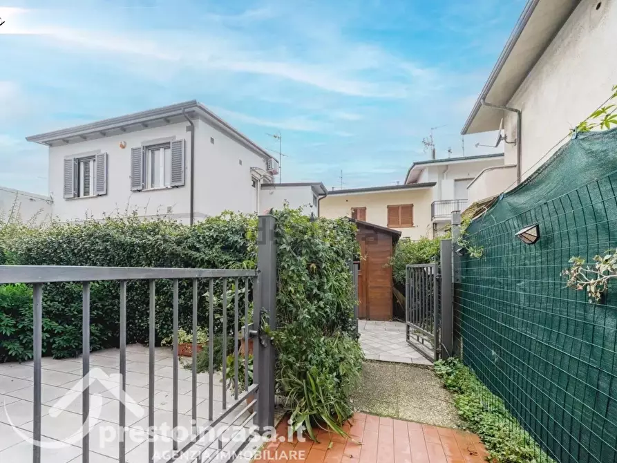 Immagine 10 di Appartamento in vendita  a Viareggio