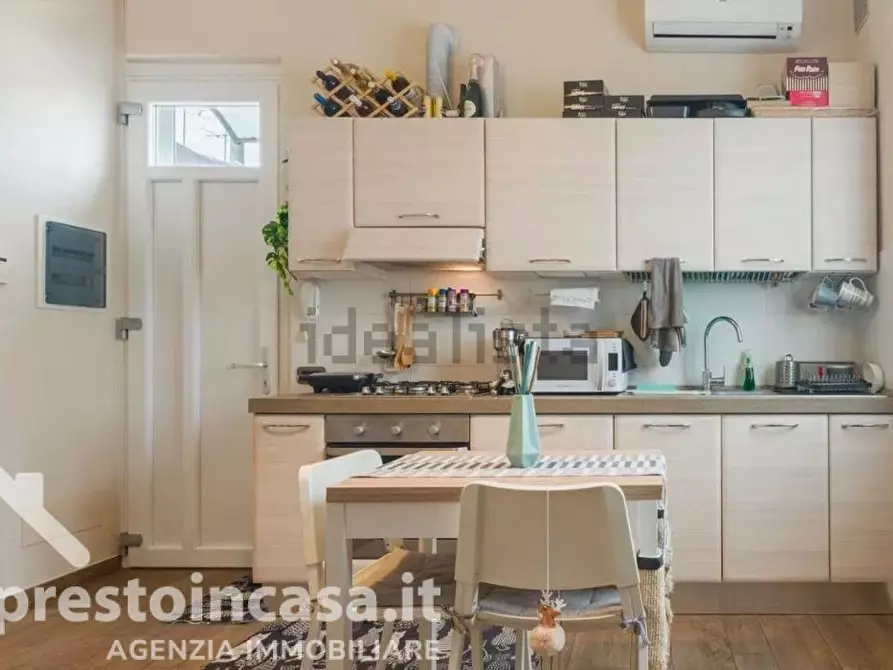 Immagine 2 di Appartamento in vendita  a Viareggio