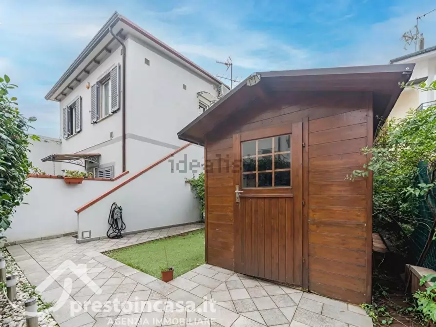 Immagine 7 di Appartamento in vendita  a Viareggio