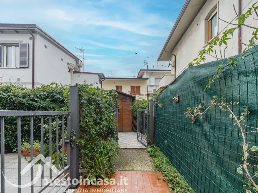 Immagine 11 di Appartamento in vendita  a Viareggio