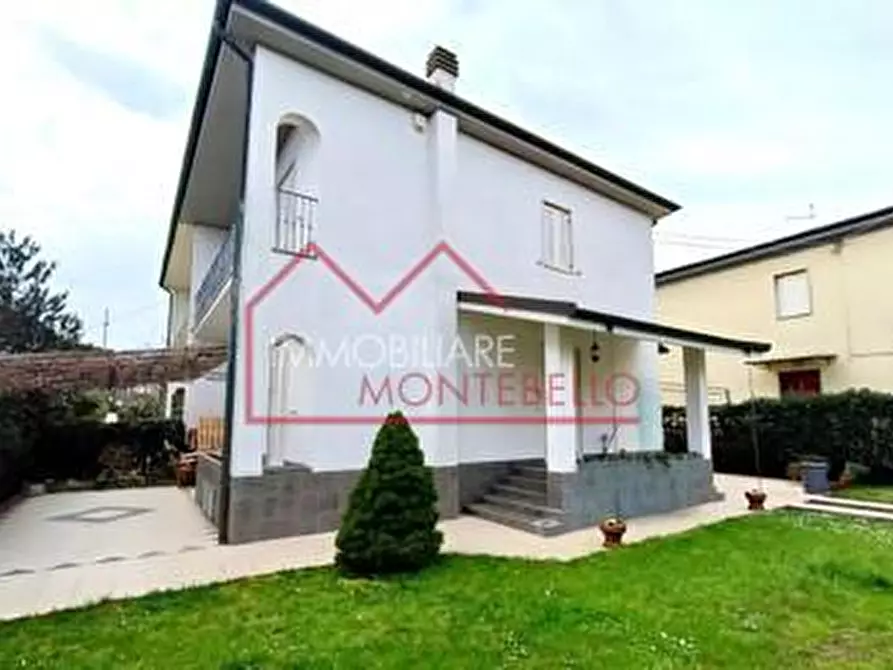 Immagine 1 di Casa bifamiliare in vendita  a Viareggio