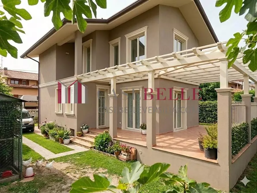 Immagine 1 di Casa indipendente in vendita  a Pietrasanta