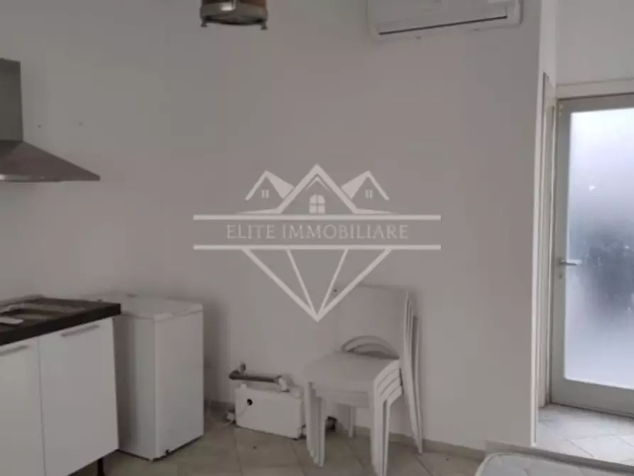 Immagine 4 di Magazzino in vendita  a Carrara