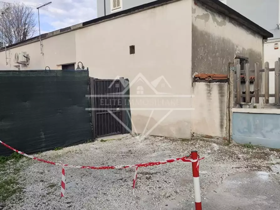 Immagine 14 di Magazzino in vendita  a Carrara