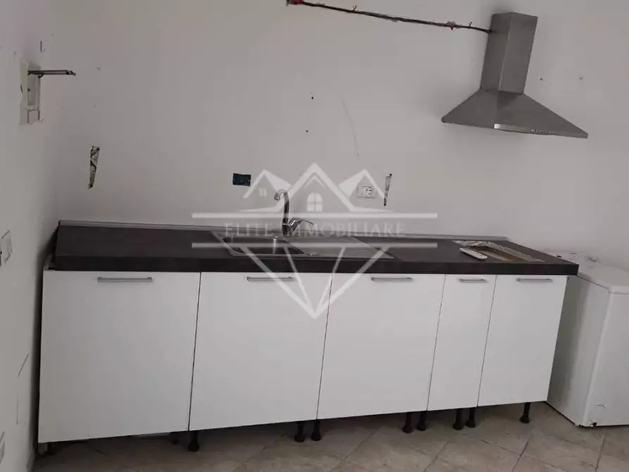 Immagine 5 di Magazzino in vendita  a Carrara