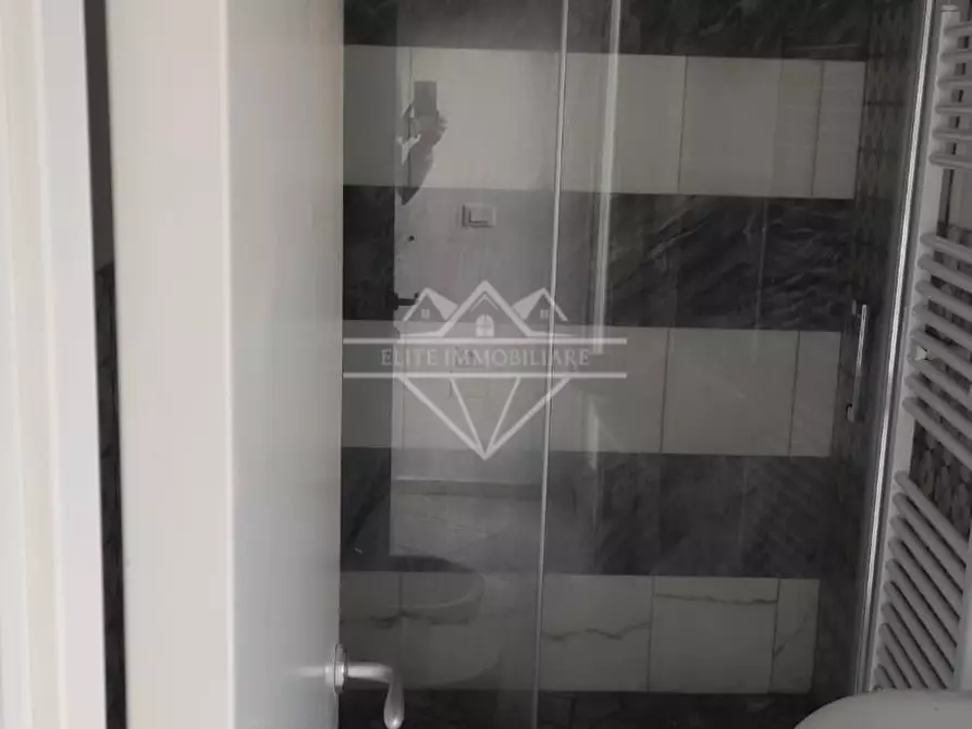 Immagine 11 di Magazzino in vendita  a Carrara