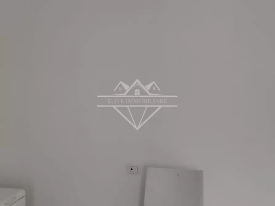 Immagine 8 di Magazzino in vendita  a Carrara