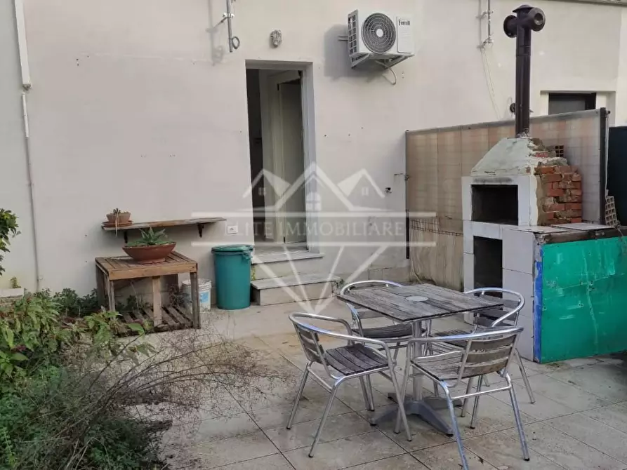 Immagine 1 di Magazzino in vendita  a Carrara