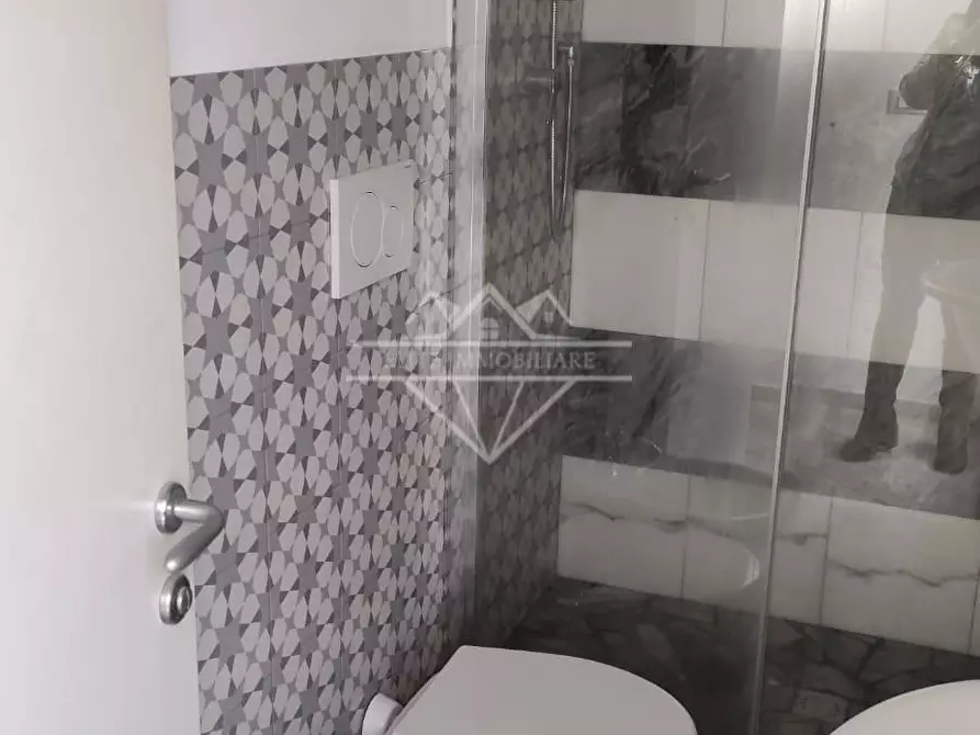 Immagine 9 di Magazzino in vendita  a Carrara