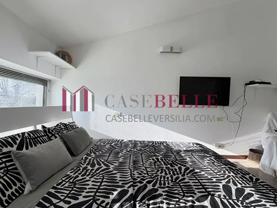 Immagine 9 di Negozio in vendita  a Camaiore