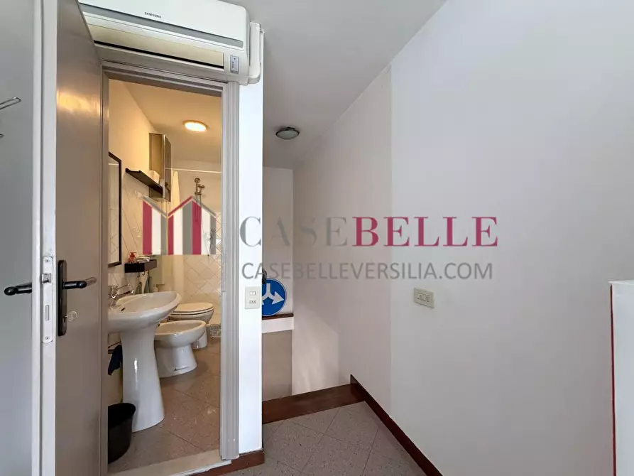 Immagine 11 di Negozio in vendita  a Camaiore