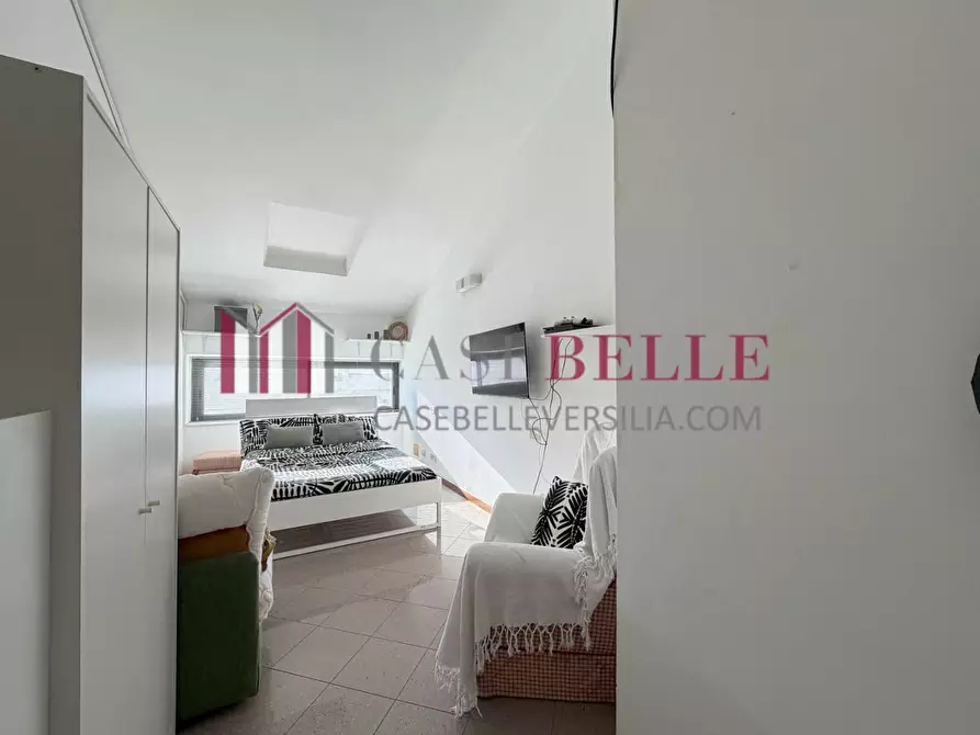 Immagine 7 di Negozio in vendita  a Camaiore