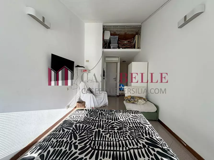 Immagine 10 di Negozio in vendita  a Camaiore