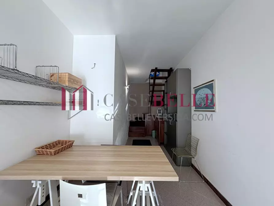 Immagine 2 di Negozio in vendita  a Camaiore