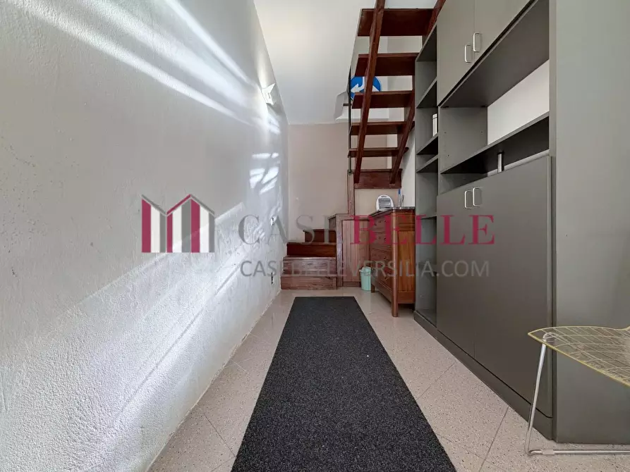 Immagine 3 di Negozio in vendita  a Camaiore