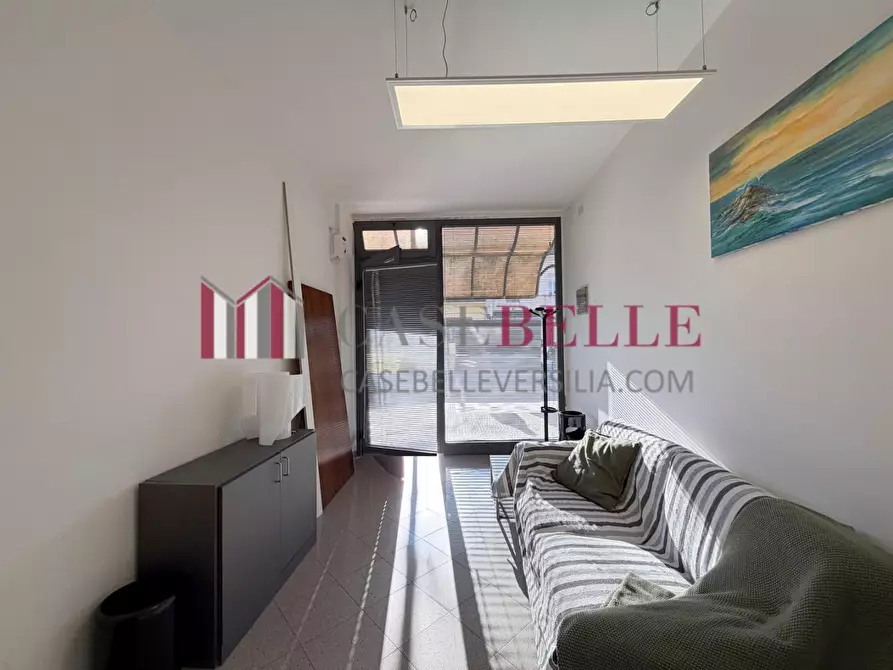 Immagine 15 di Negozio in vendita  a Camaiore