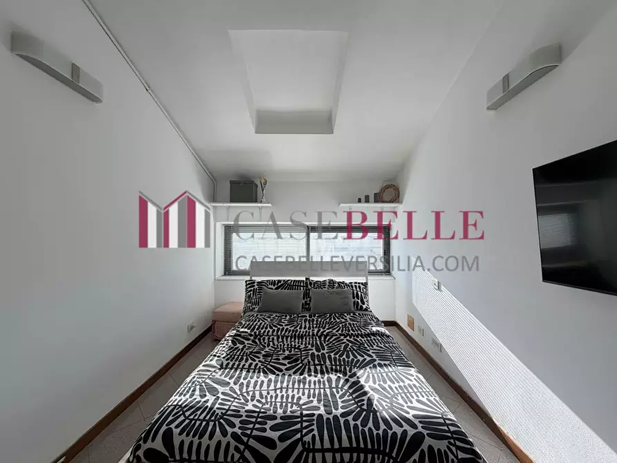 Immagine 8 di Negozio in vendita  a Camaiore