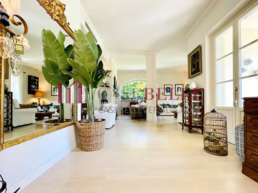 Immagine 1 di Villa in vendita  a Forte Dei Marmi