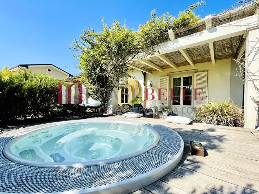 Immagine 2 di Villa in vendita  a Forte Dei Marmi