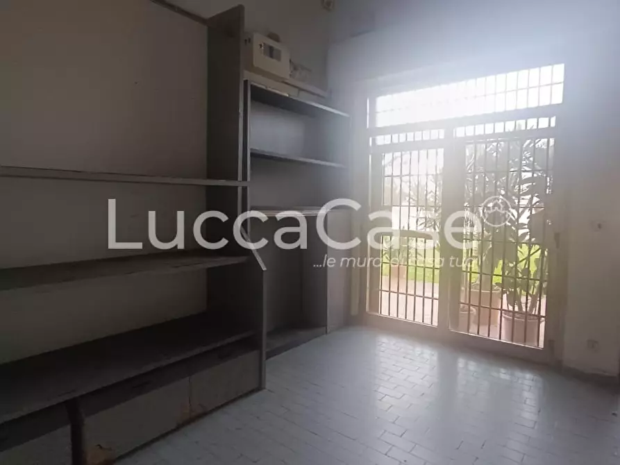 Immagine 8 di Locale commerciale in affitto  a Capannori