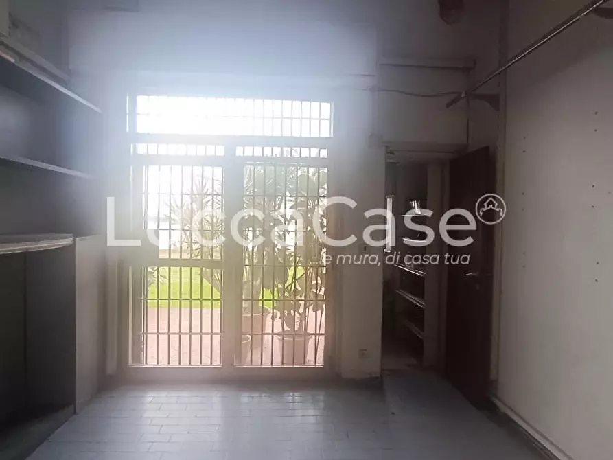 Immagine 7 di Locale commerciale in affitto  a Capannori