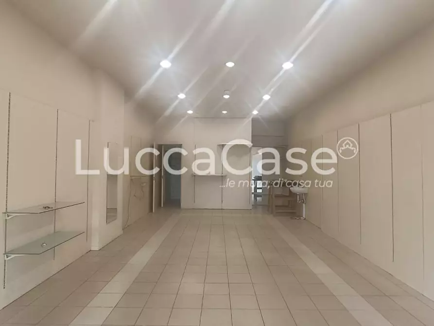 Immagine 4 di Locale commerciale in affitto  a Capannori