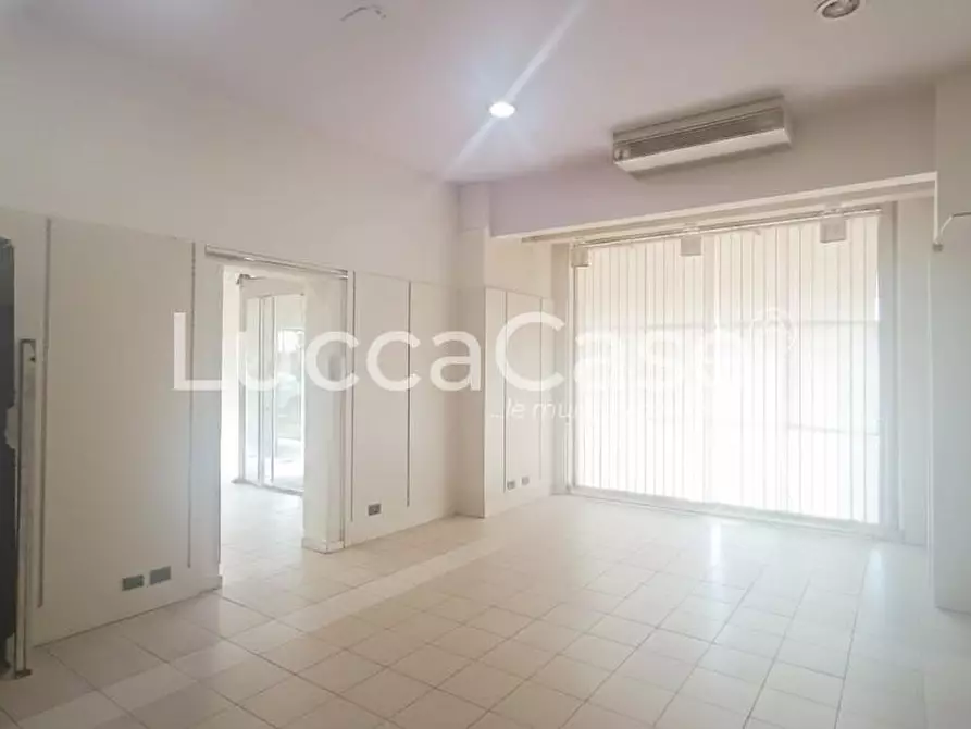 Immagine 5 di Locale commerciale in affitto  a Capannori