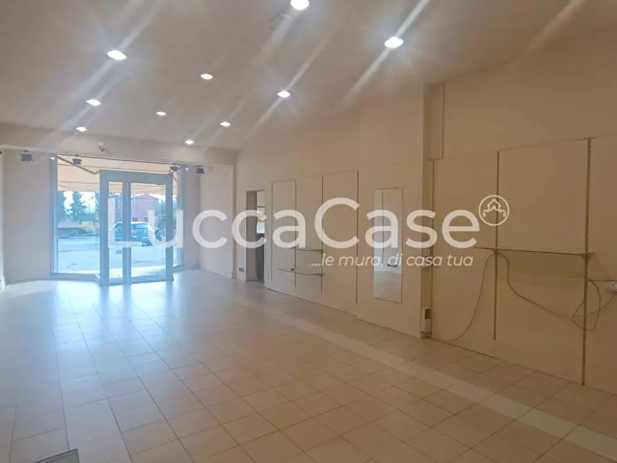 Immagine 2 di Locale commerciale in affitto  a Capannori
