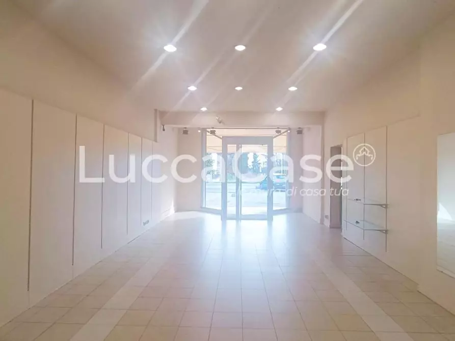 Immagine 3 di Locale commerciale in affitto  a Capannori